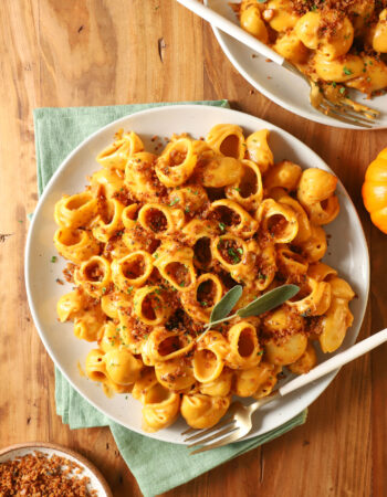 top view of a plate of pumpkin macaroni and cheese with toasted breadcrumbs